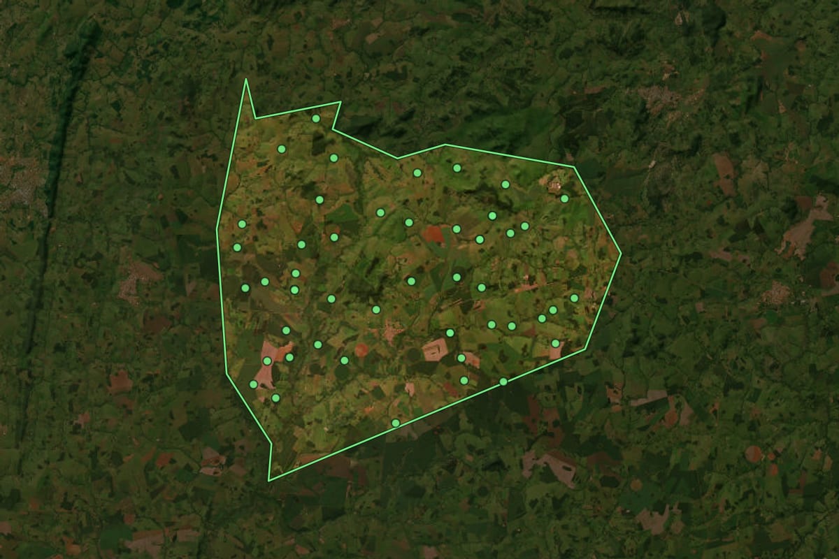 Imagem de satélite de Turvânia (GO), com o contorno do município e a posição dos imóveis desta página.