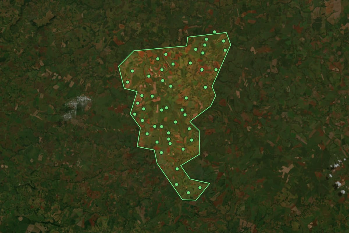 Imagem de satélite de Turvelândia (GO), com o contorno do município e a posição dos imóveis desta página.
