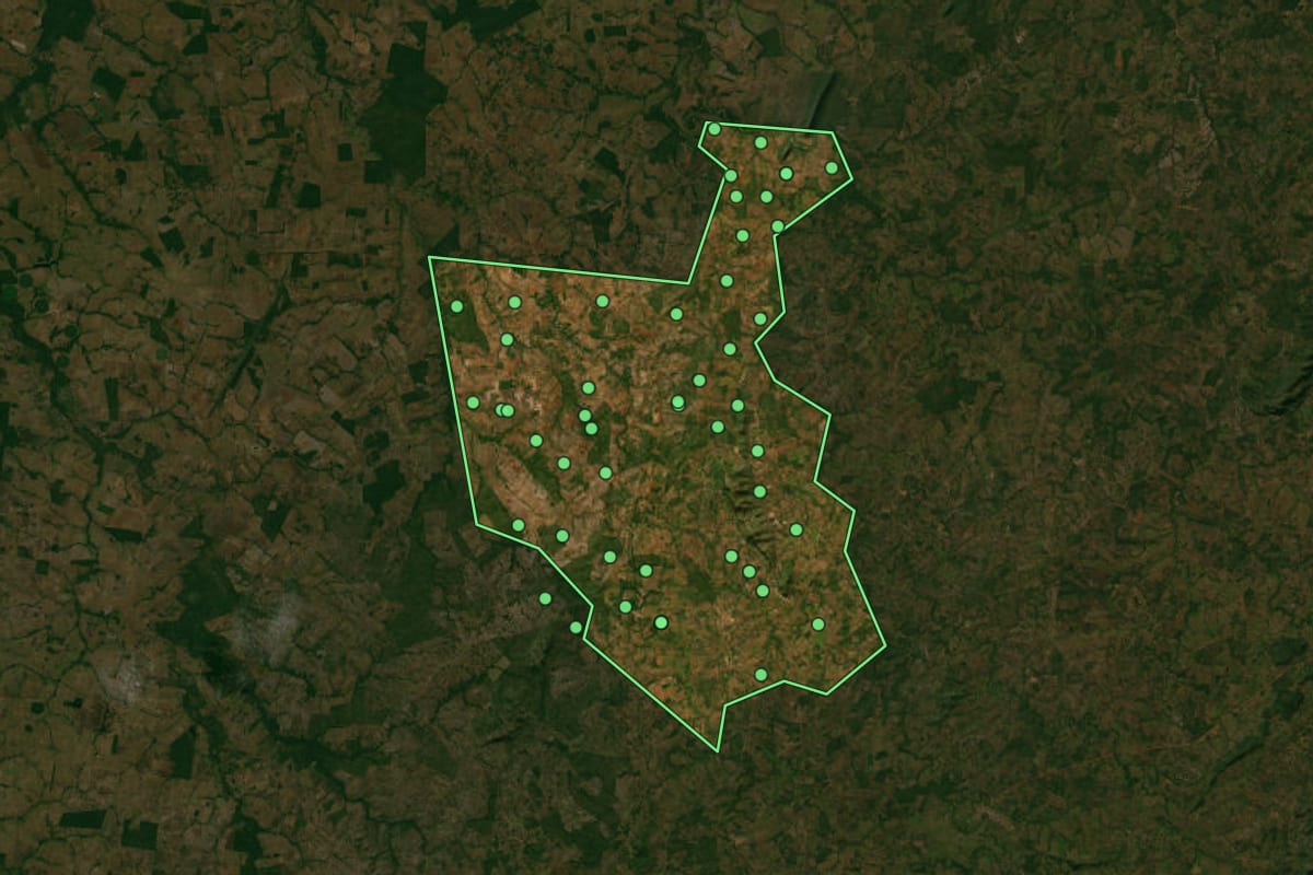 Imagem de satélite de Uirapuru (GO), com o contorno do município e a posição dos imóveis desta página.