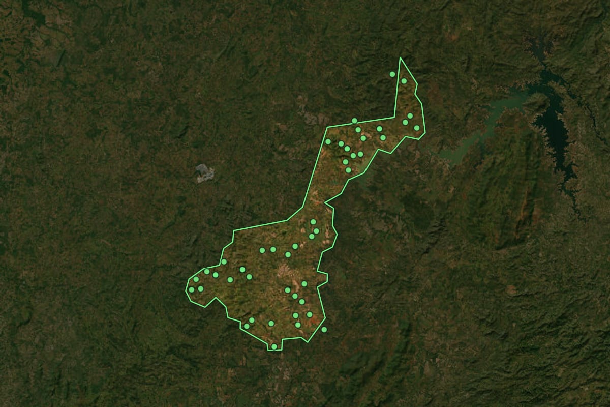 Imagem de satélite de Uruaçu (GO), com o contorno do município e a posição dos imóveis desta página.