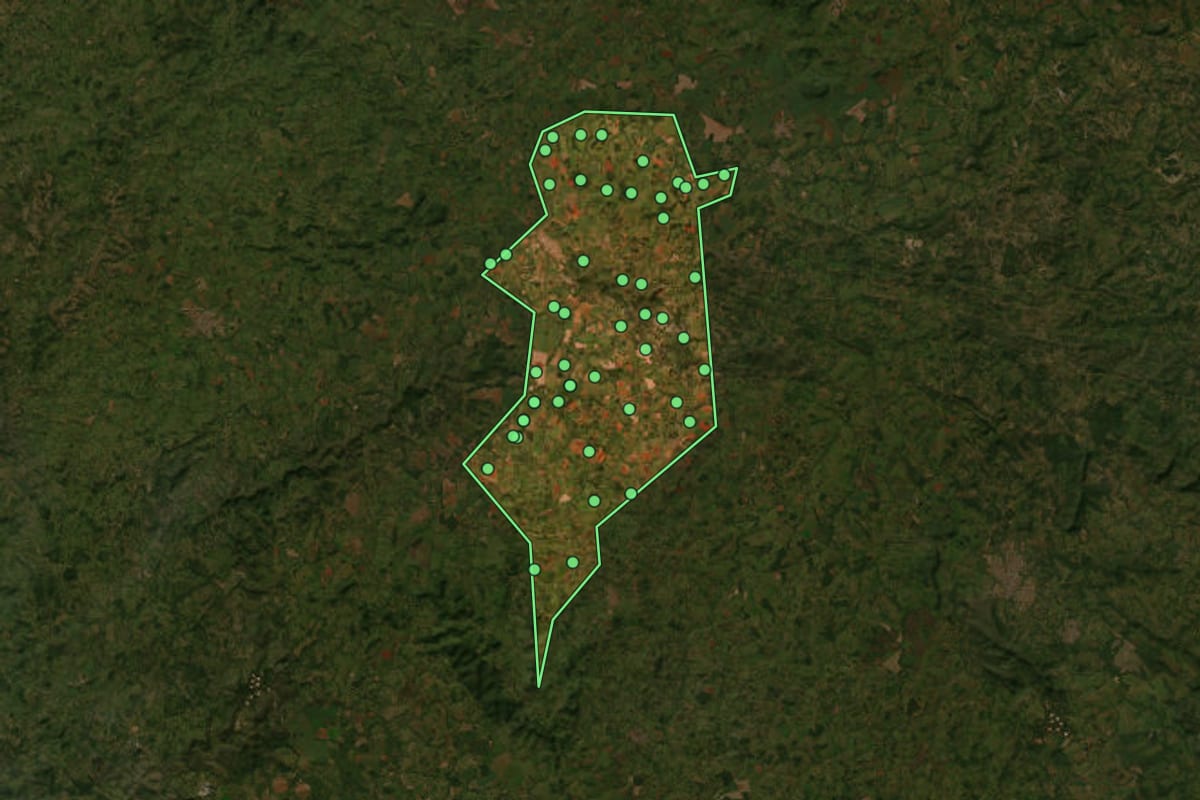 Imagem de satélite de Uruana (GO), com o contorno do município e a posição dos imóveis desta página.