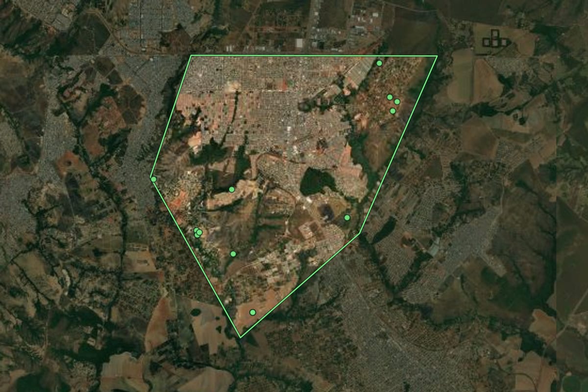 Imagem de satélite de Valparaíso de Goiás (GO), com o contorno do município e a posição dos imóveis desta página.