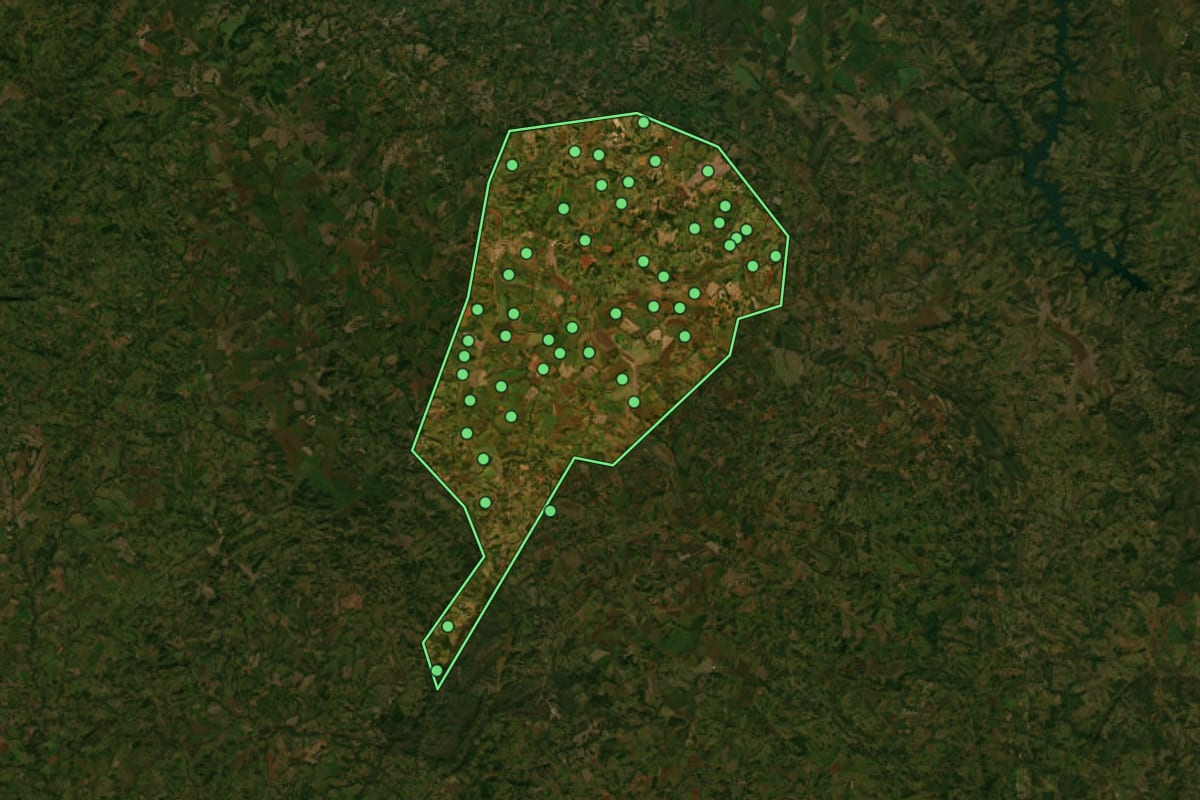 Imagem de satélite de Vianópolis (GO), com o contorno do município e a posição dos imóveis desta página.