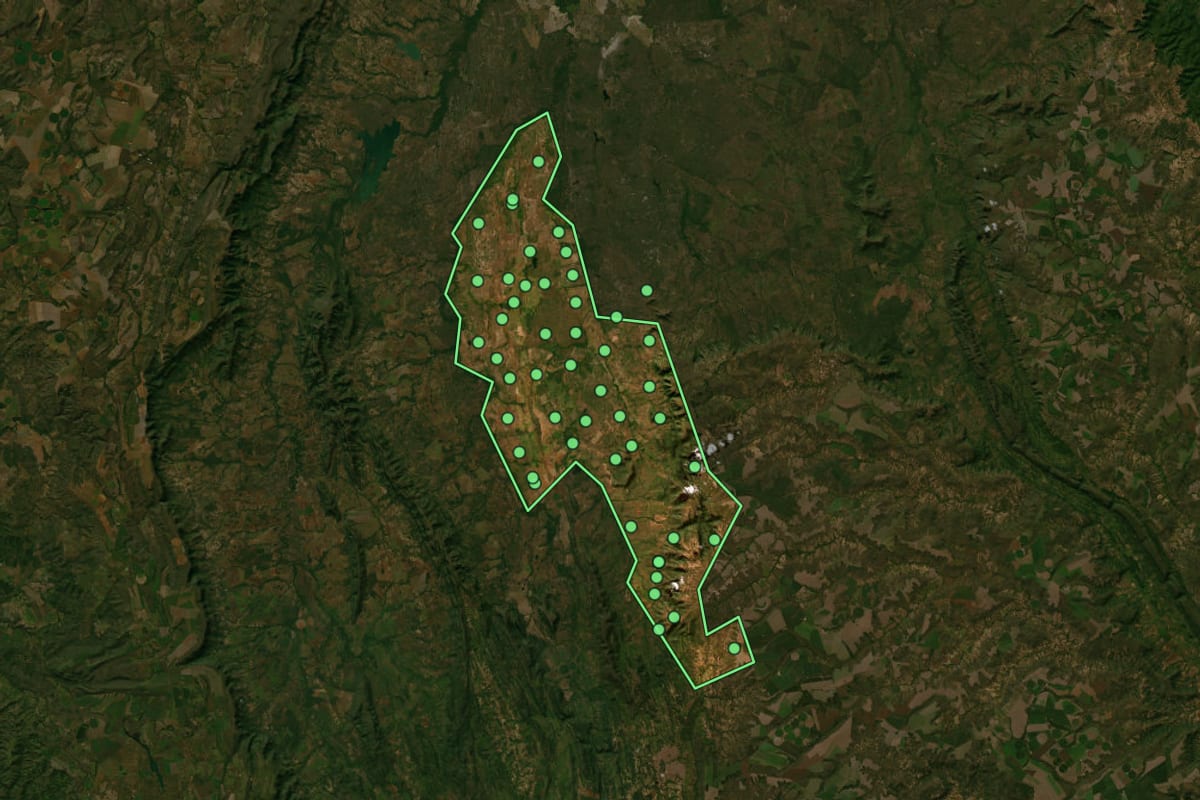Imagem de satélite de Vila Boa (GO), com o contorno do município e a posição dos imóveis desta página.
