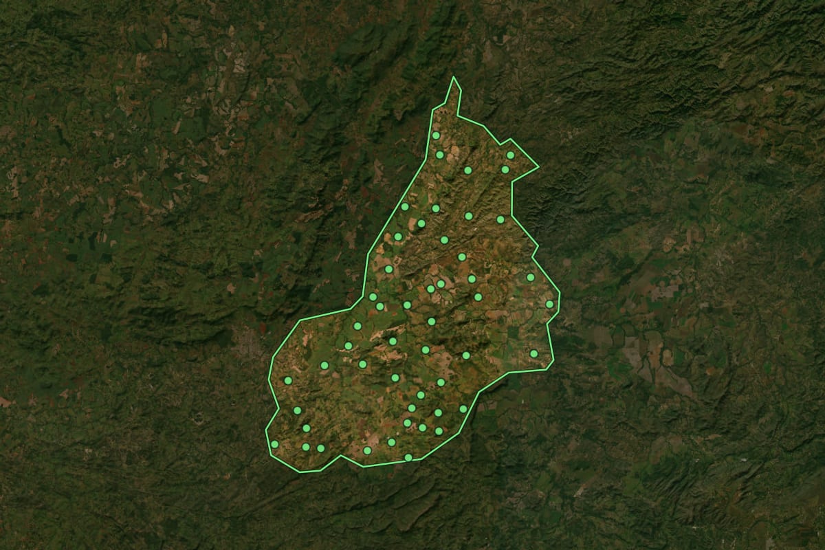 Imagem de satélite de Vila Propício (GO), com o contorno do município e a posição dos imóveis desta página.