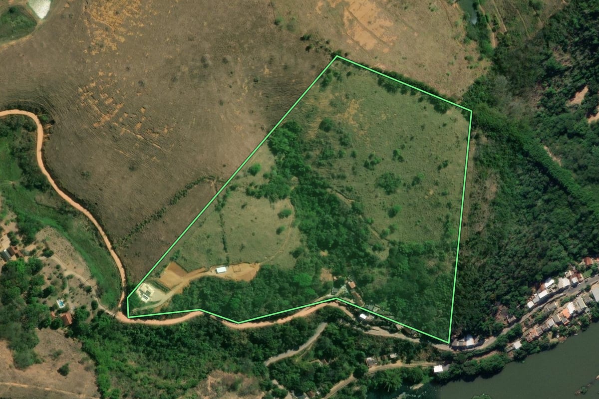 Imagem de satélite do imóvel rural em Além Paraíba (MG), com o contorno declarado no CAR desenhado por cima.