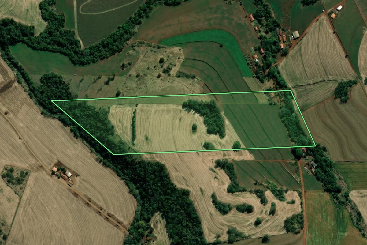 Imagem de satélite do imóvel rural em Abatiá (PR), com o contorno declarado no CAR desenhado por cima.