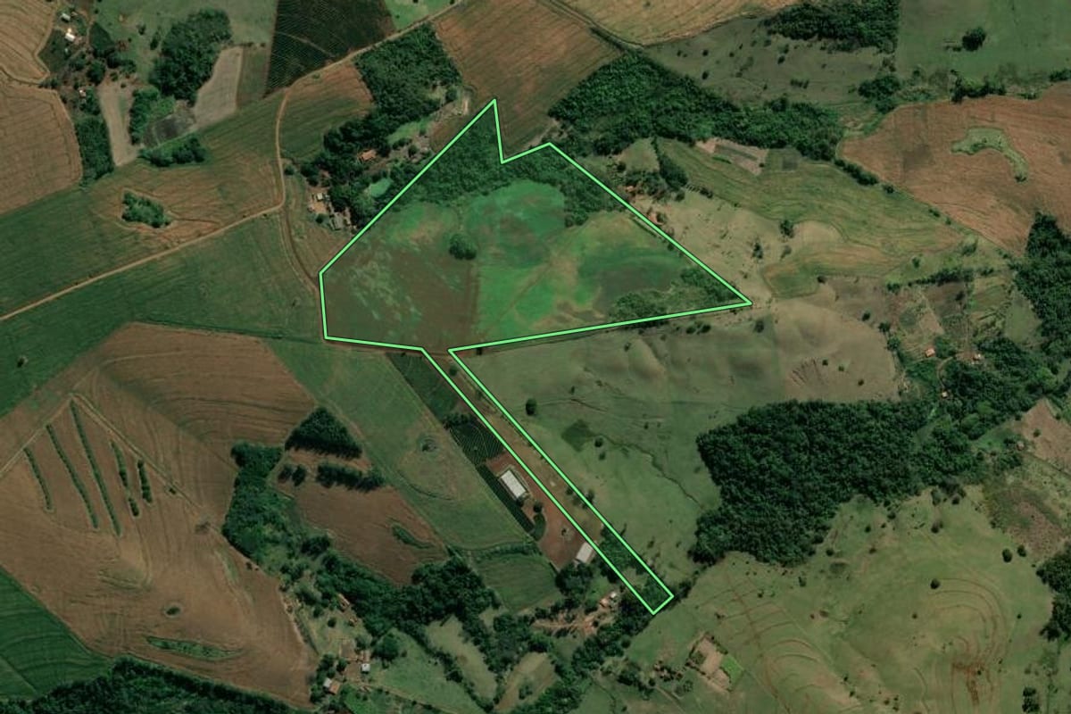 Imagem de satélite do imóvel rural em Santa Amélia (PR), com o contorno declarado no CAR desenhado por cima.