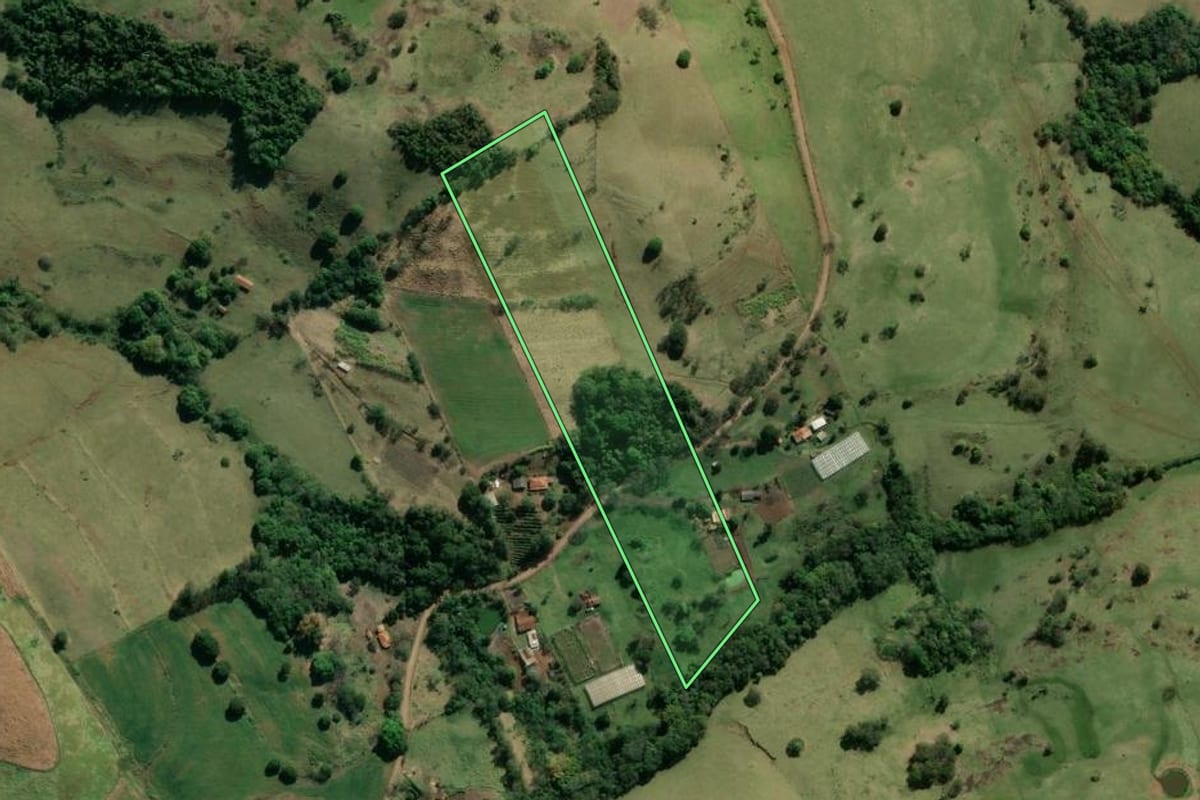 Imagem de satélite do imóvel rural em Abatiá (PR), com o contorno declarado no CAR desenhado por cima.