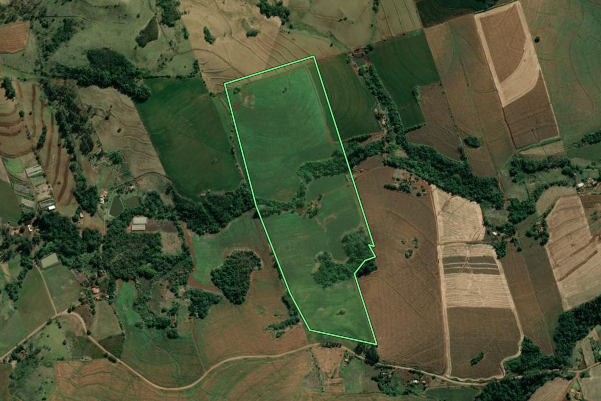 Imagem de satélite do imóvel rural em Abatiá (PR), com o contorno declarado no CAR desenhado por cima.