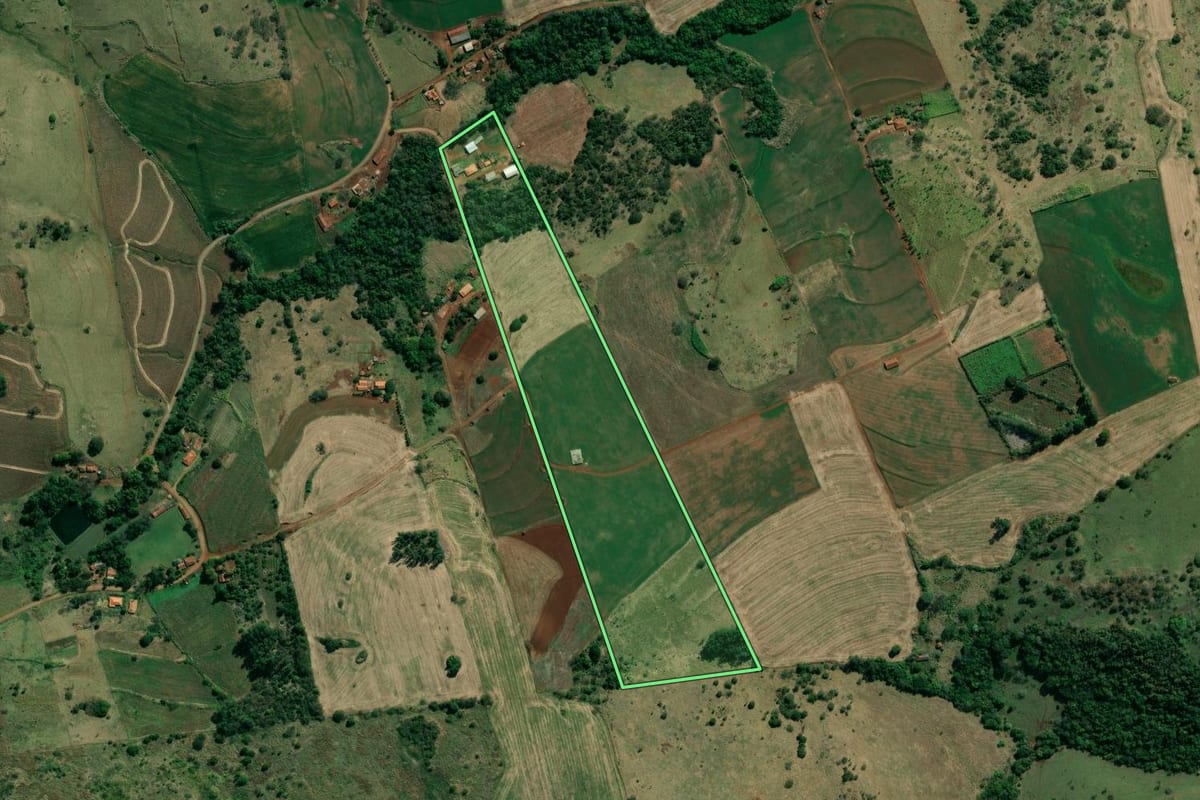 Imagem de satélite do imóvel rural em Abatiá (PR), com o contorno declarado no CAR desenhado por cima.