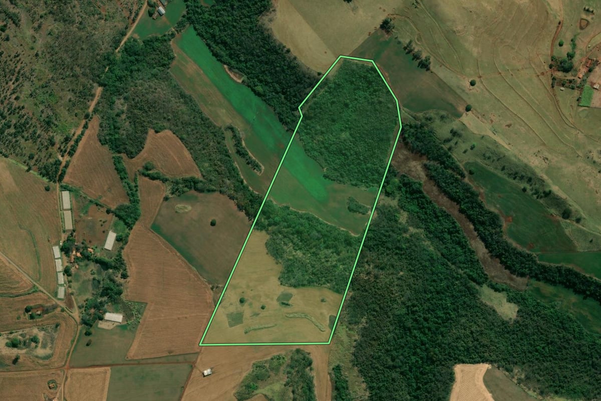 Imagem de satélite do imóvel rural em Abatiá (PR), com o contorno declarado no CAR desenhado por cima.