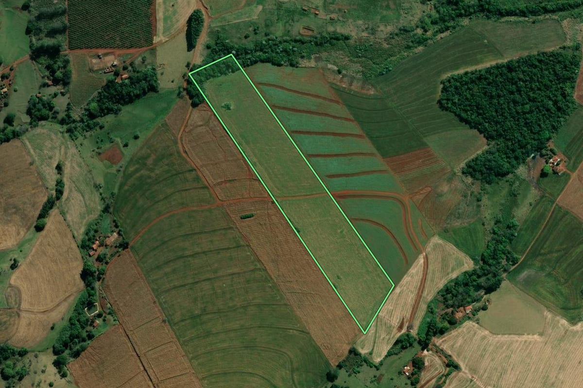 Imagem de satélite do imóvel rural em Abatiá (PR), com o contorno declarado no CAR desenhado por cima.