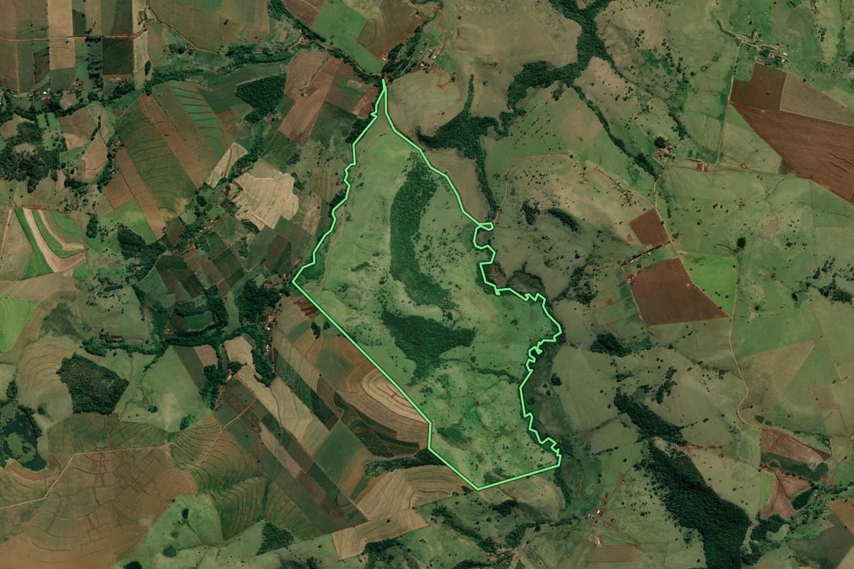 Imagem de satélite do imóvel rural em Abatiá (PR), com o contorno declarado no CAR desenhado por cima.