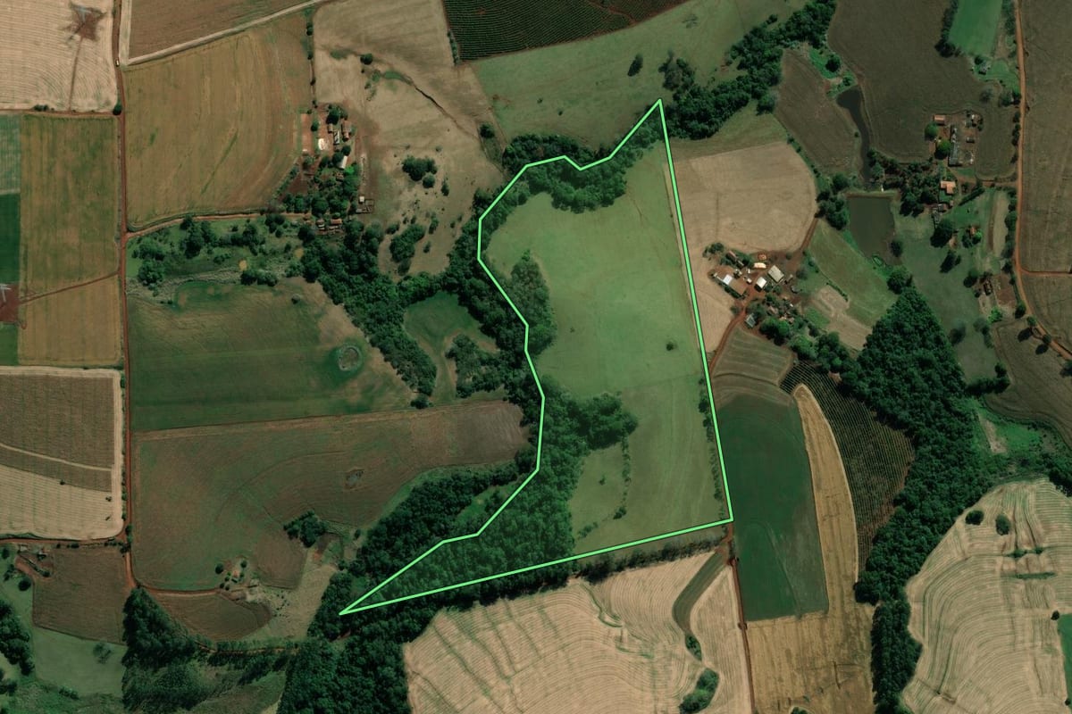 Imagem de satélite do imóvel rural em Abatiá (PR), com o contorno declarado no CAR desenhado por cima.