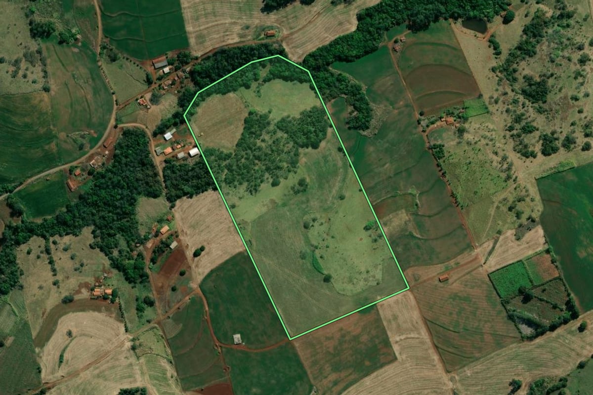 Imagem de satélite do imóvel rural em Abatiá (PR), com o contorno declarado no CAR desenhado por cima.
