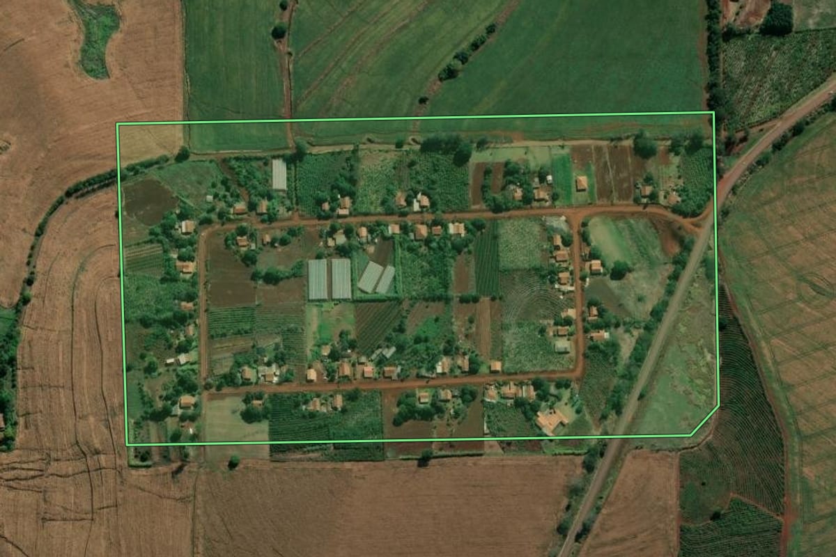 Imagem de satélite do imóvel rural em Abatiá (PR), com o contorno declarado no CAR desenhado por cima.