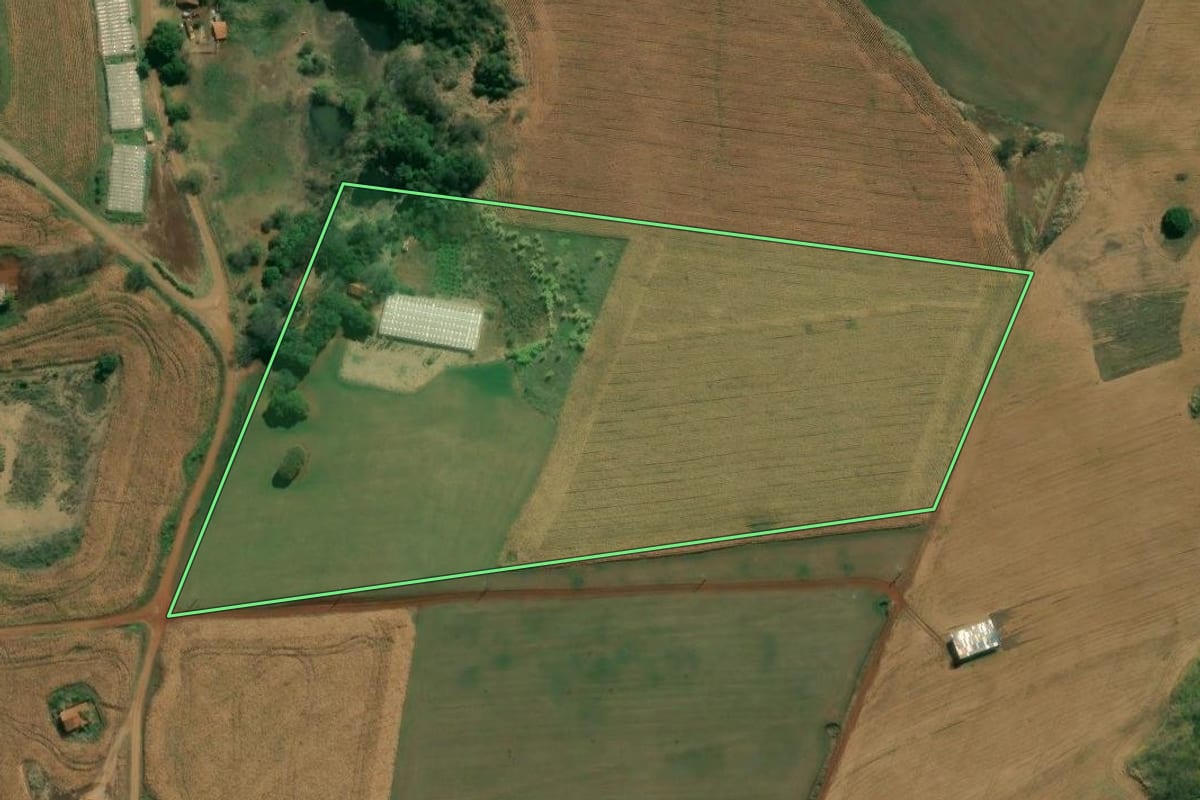 Imagem de satélite do imóvel rural em Abatiá (PR), com o contorno declarado no CAR desenhado por cima.