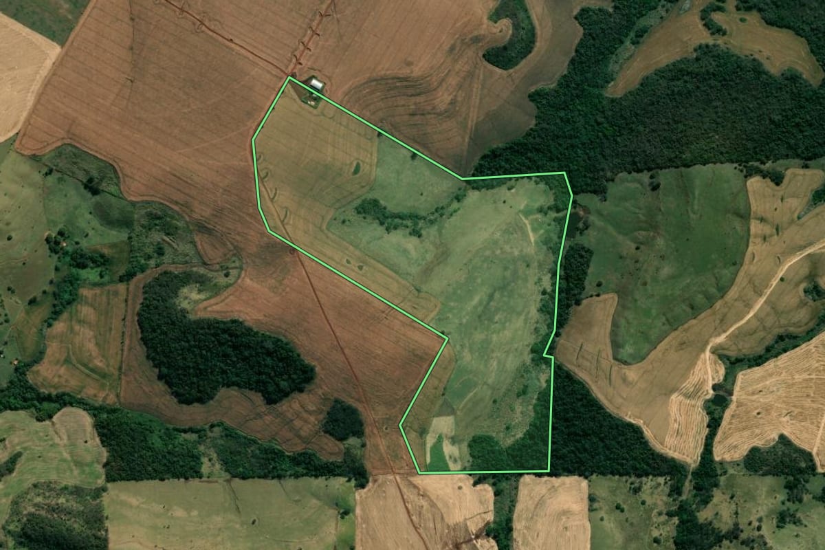 Imagem de satélite do imóvel rural em Abatiá (PR), com o contorno declarado no CAR desenhado por cima.