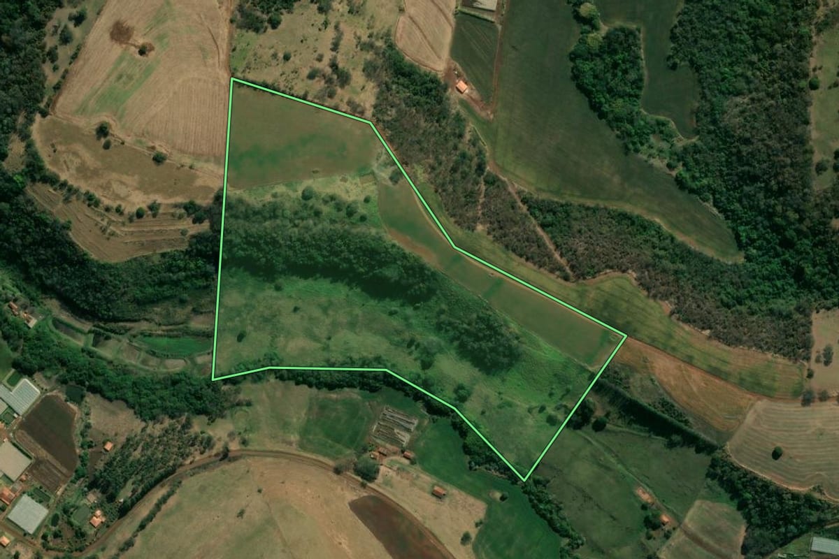 Imagem de satélite do imóvel rural em Abatiá (PR), com o contorno declarado no CAR desenhado por cima.