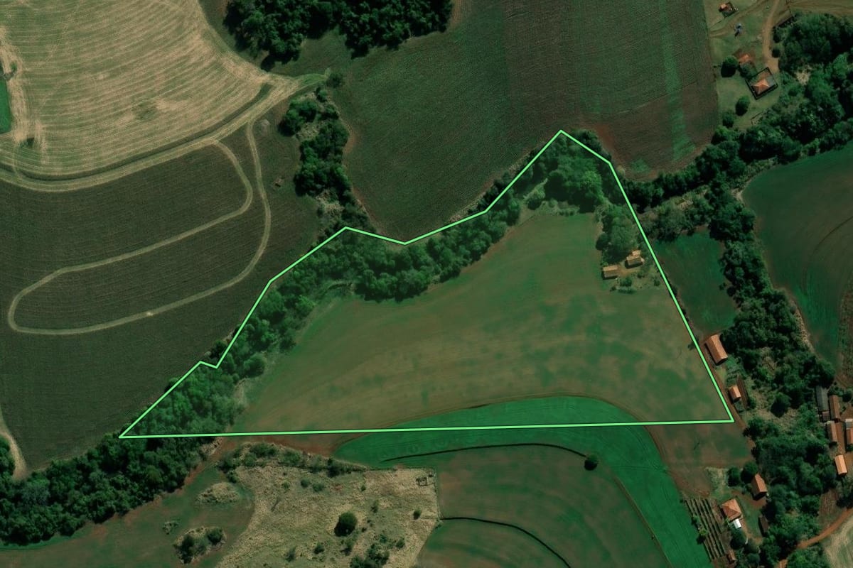 Imagem de satélite do imóvel rural em Abatiá (PR), com o contorno declarado no CAR desenhado por cima.