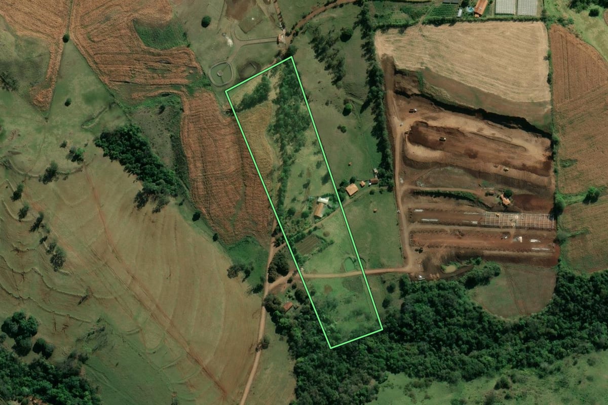 Imagem de satélite do imóvel rural em Abatiá (PR), com o contorno declarado no CAR desenhado por cima.