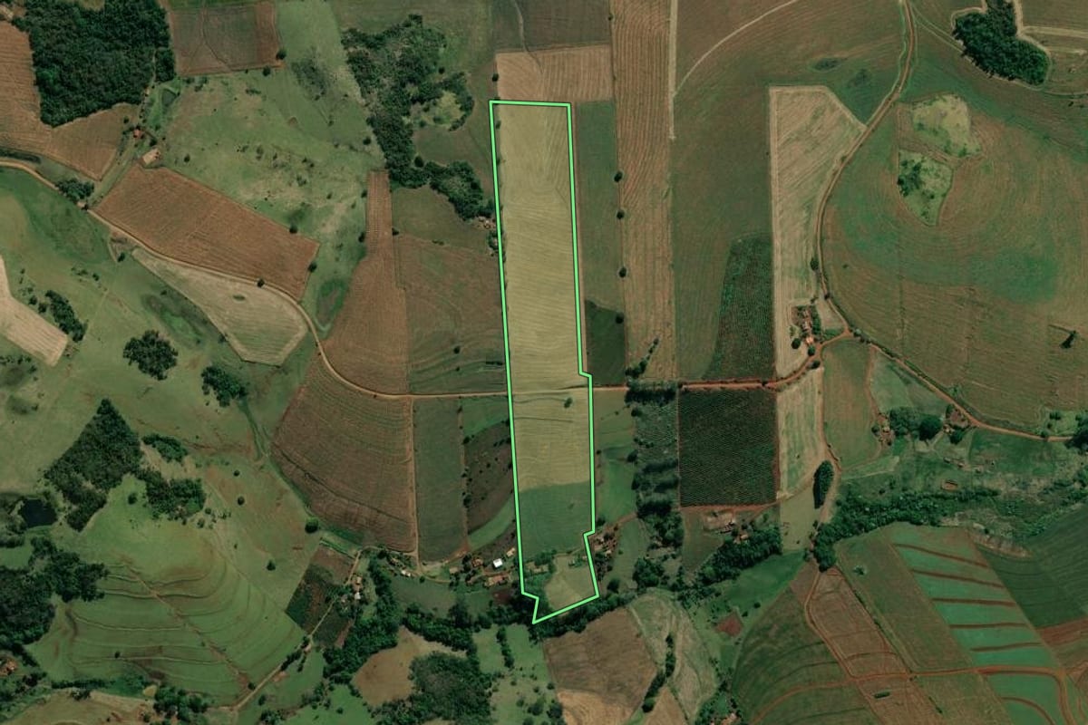Imagem de satélite do imóvel rural em Abatiá (PR), com o contorno declarado no CAR desenhado por cima.