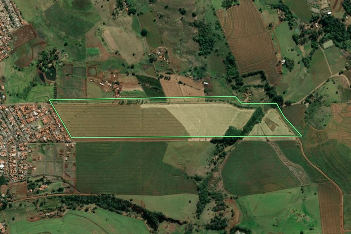 Imagem de satélite do imóvel rural em Abatiá (PR), com o contorno declarado no CAR desenhado por cima.