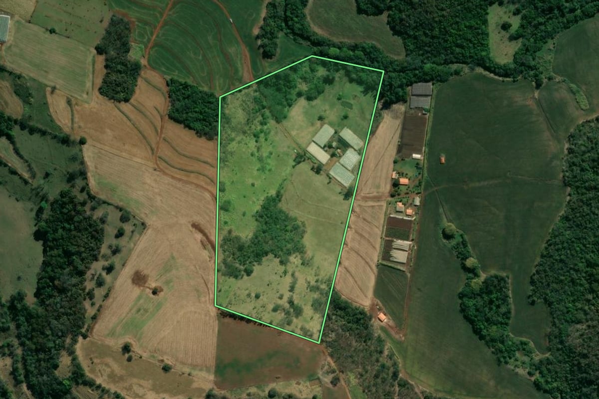 Imagem de satélite do imóvel rural em Abatiá (PR), com o contorno declarado no CAR desenhado por cima.