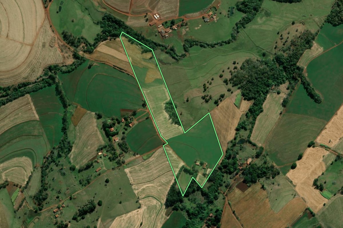 Imagem de satélite do imóvel rural em Abatiá (PR), com o contorno declarado no CAR desenhado por cima.