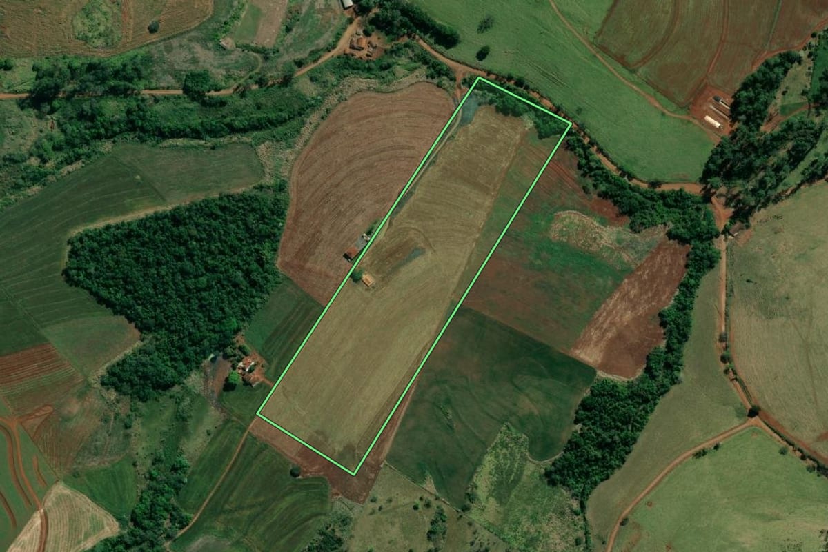 Imagem de satélite do imóvel rural em Abatiá (PR), com o contorno declarado no CAR desenhado por cima.