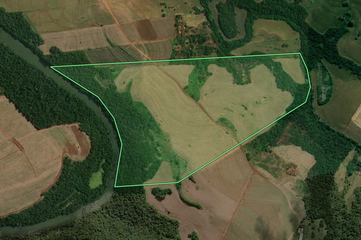 Imagem de satélite do imóvel rural em Abatiá (PR), com o contorno declarado no CAR desenhado por cima.