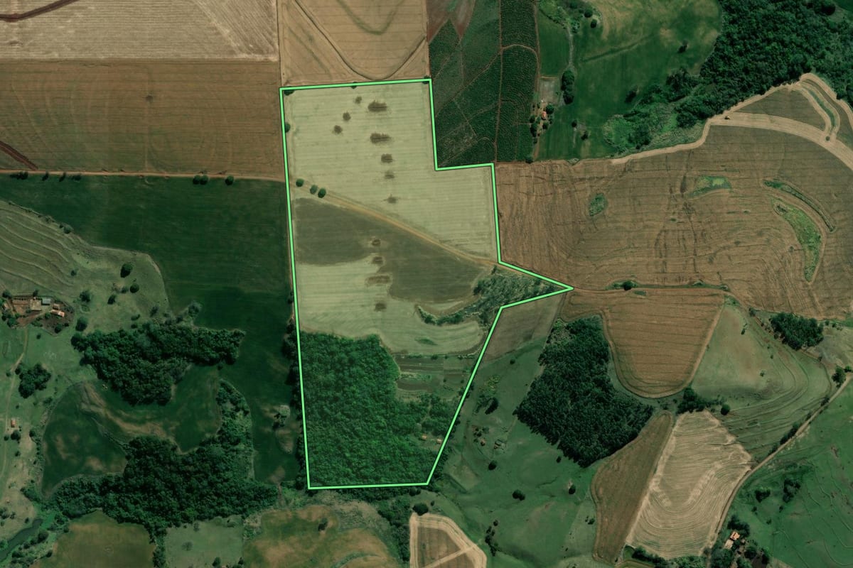 Imagem de satélite do imóvel rural em Abatiá (PR), com o contorno declarado no CAR desenhado por cima.