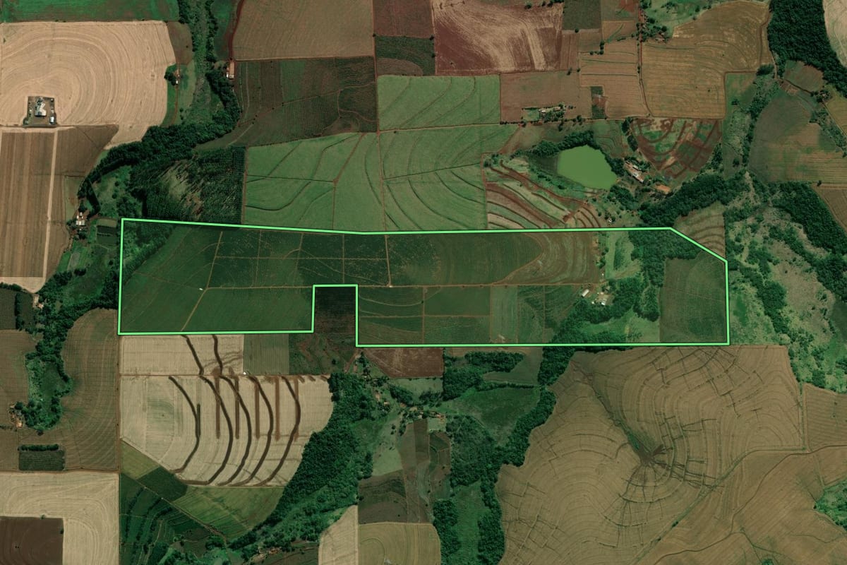 Imagem de satélite do imóvel rural em Abatiá (PR), com o contorno declarado no CAR desenhado por cima.