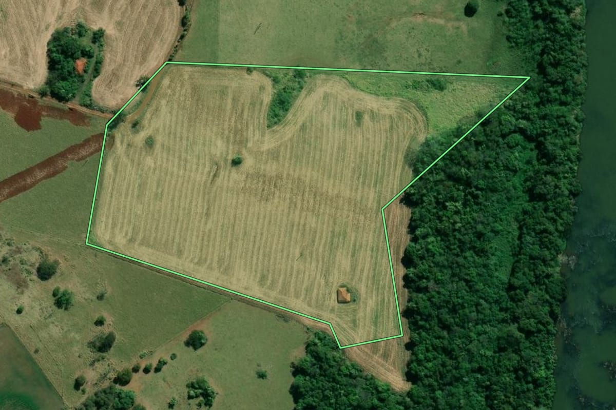 Imagem de satélite do imóvel rural em Abatiá (PR), com o contorno declarado no CAR desenhado por cima.