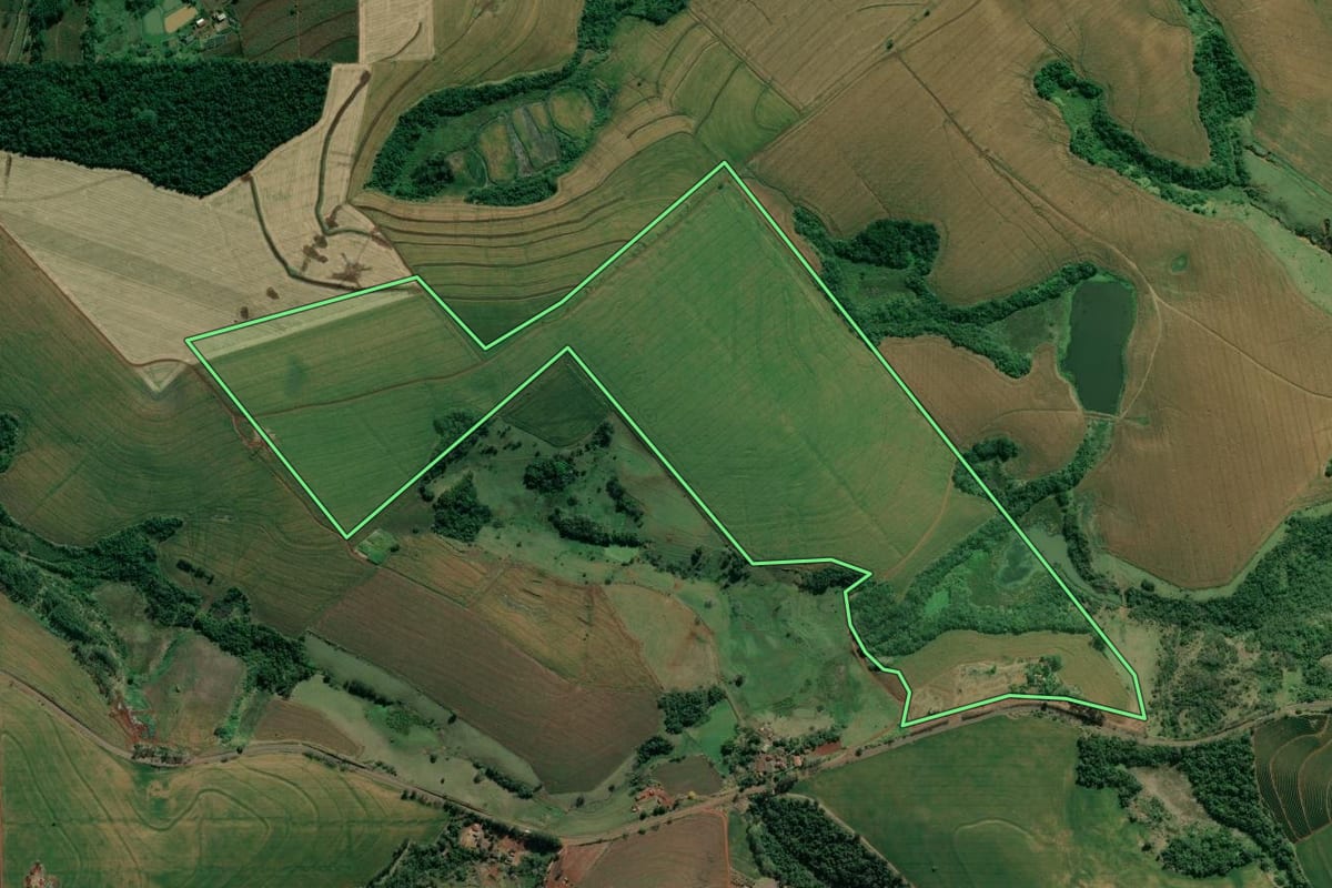 Imagem de satélite do imóvel rural em Abatiá (PR), com o contorno declarado no CAR desenhado por cima.