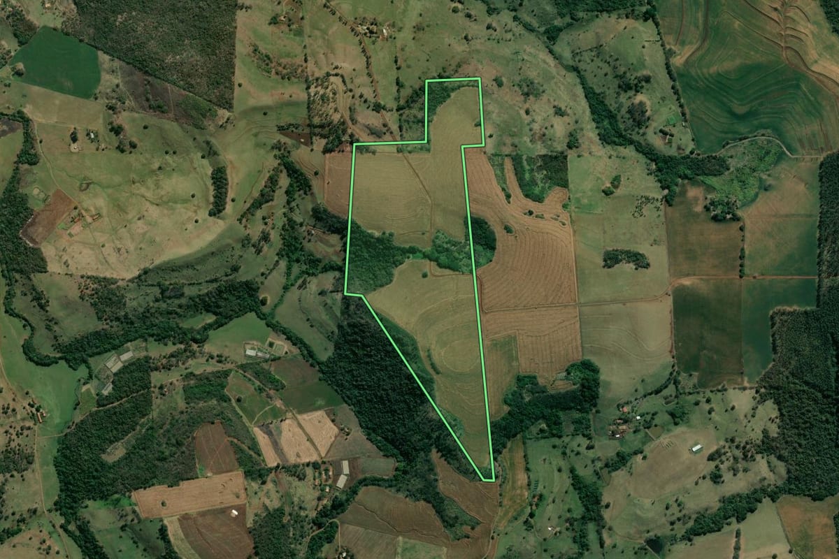 Imagem de satélite do imóvel rural em Abatiá (PR), com o contorno declarado no CAR desenhado por cima.