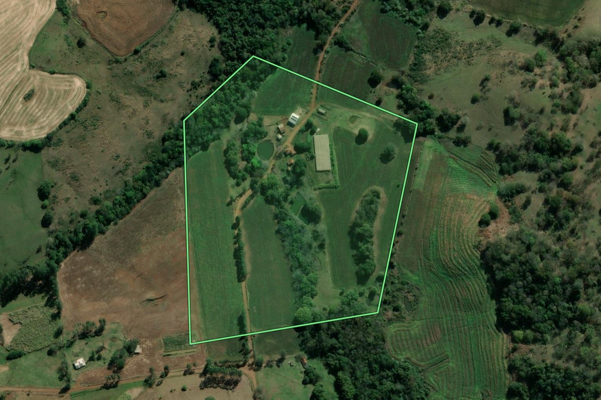 Imagem de satélite do imóvel rural em Abatiá (PR), com o contorno declarado no CAR desenhado por cima.
