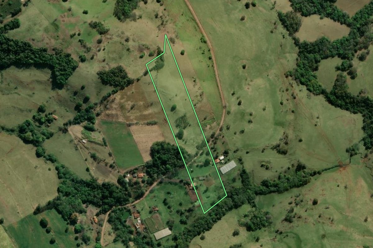 Imagem de satélite do imóvel rural em Abatiá (PR), com o contorno declarado no CAR desenhado por cima.