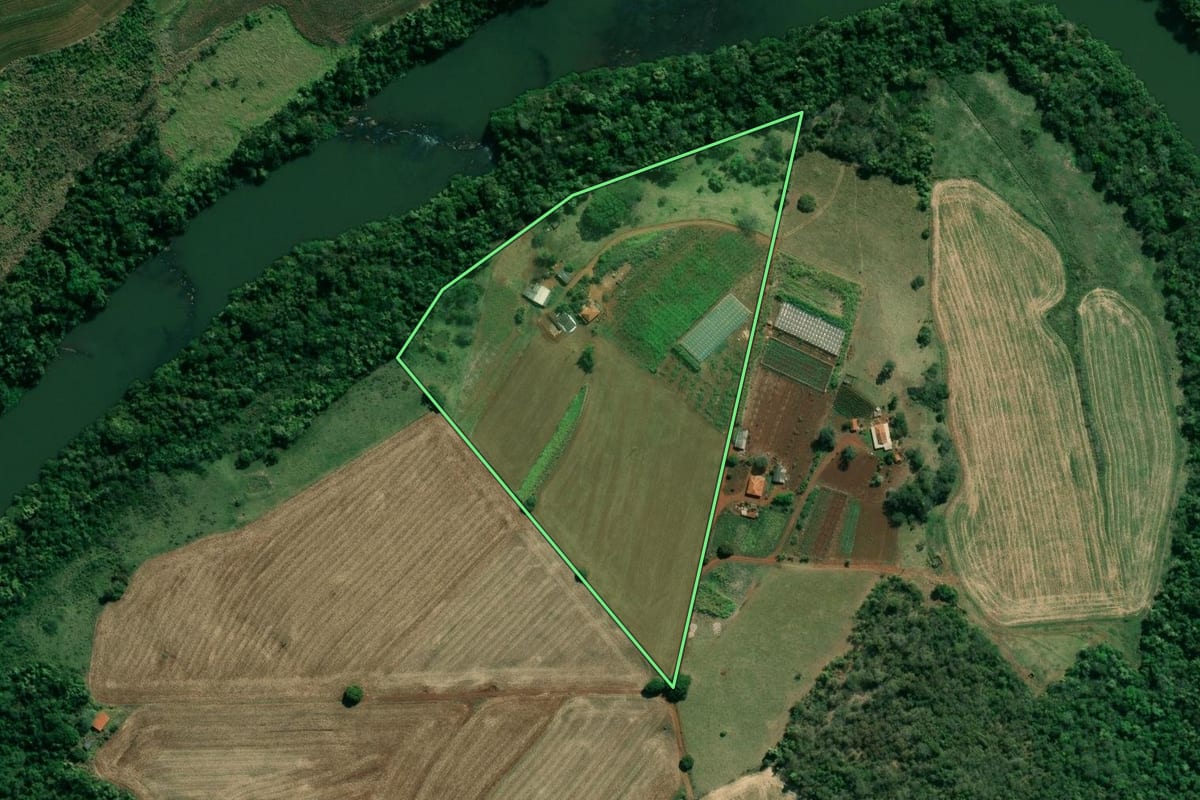 Imagem de satélite do imóvel rural em Abatiá (PR), com o contorno declarado no CAR desenhado por cima.