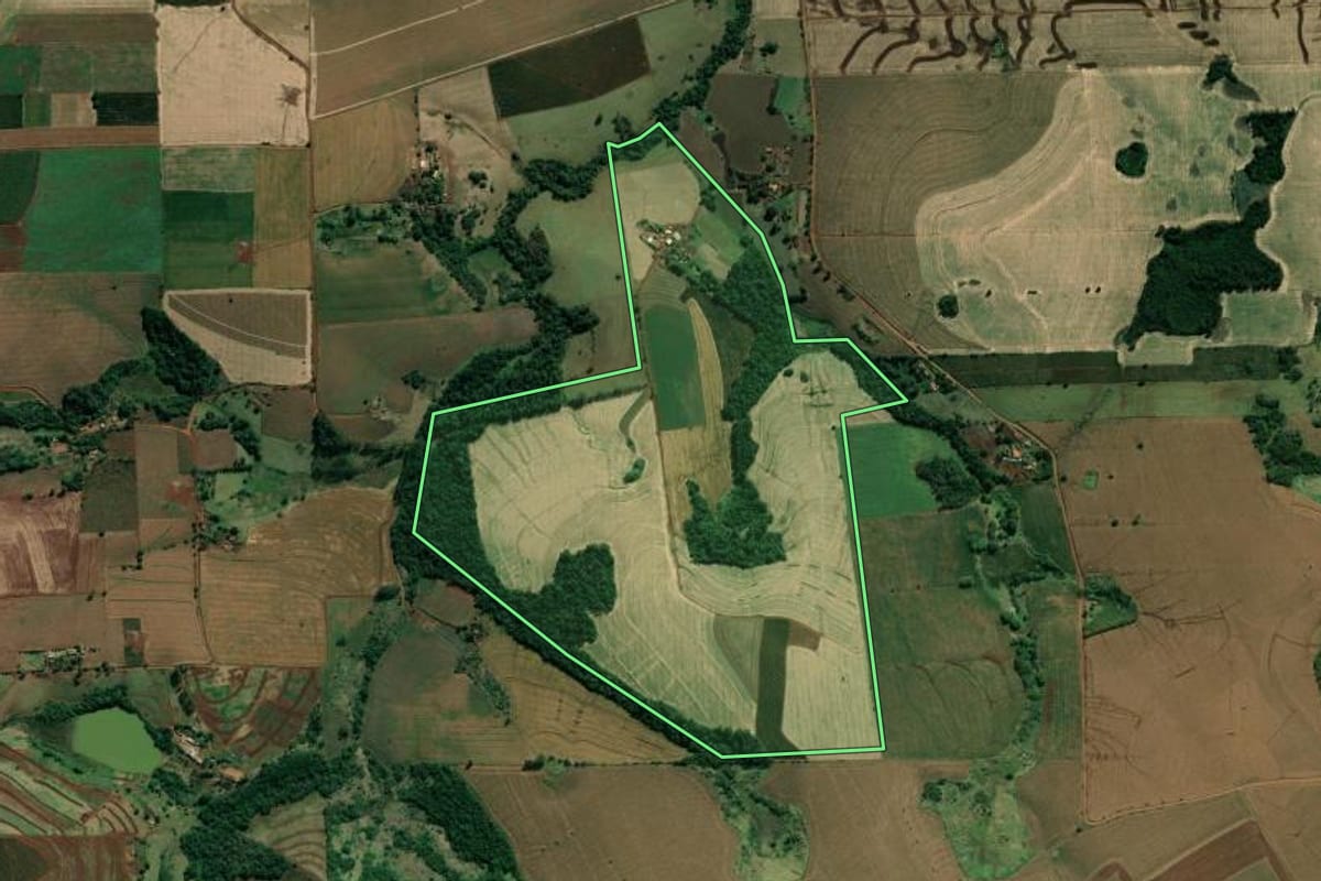 Imagem de satélite do imóvel rural em Abatiá (PR), com o contorno declarado no CAR desenhado por cima.
