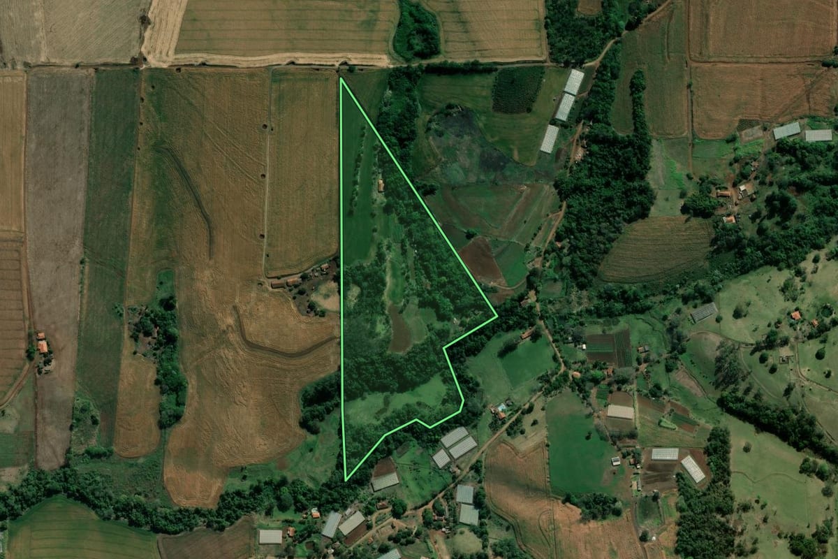 Imagem de satélite do imóvel rural em Abatiá (PR), com o contorno declarado no CAR desenhado por cima.