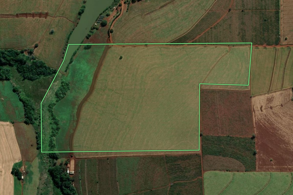 Imagem de satélite do imóvel rural em Abatiá (PR), com o contorno declarado no CAR desenhado por cima.