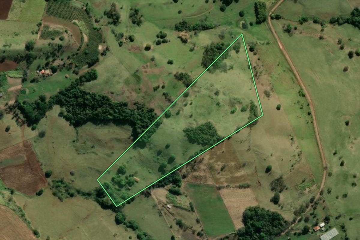 Imagem de satélite do imóvel rural em Abatiá (PR), com o contorno declarado no CAR desenhado por cima.