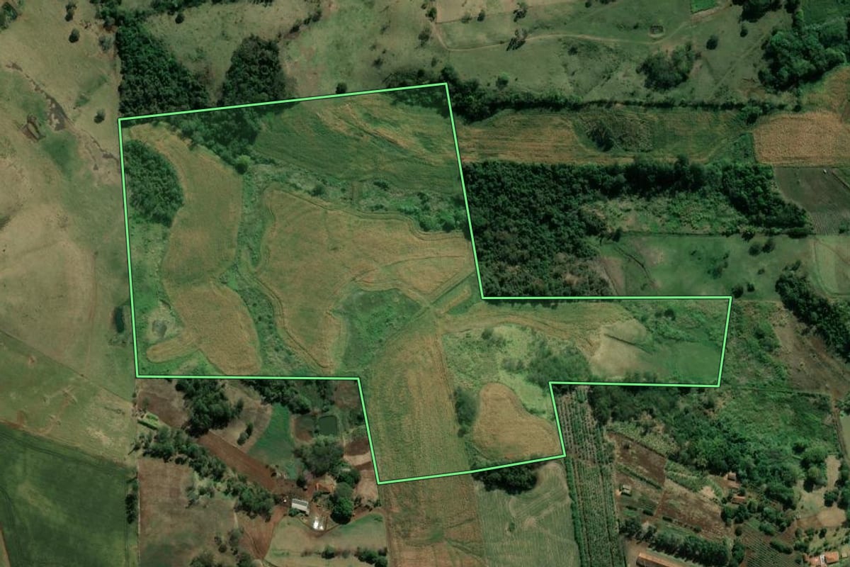 Imagem de satélite do imóvel rural em Abatiá (PR), com o contorno declarado no CAR desenhado por cima.