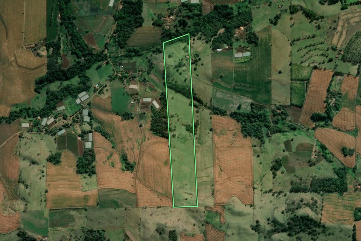 Imagem de satélite do imóvel rural em Abatiá (PR), com o contorno declarado no CAR desenhado por cima.