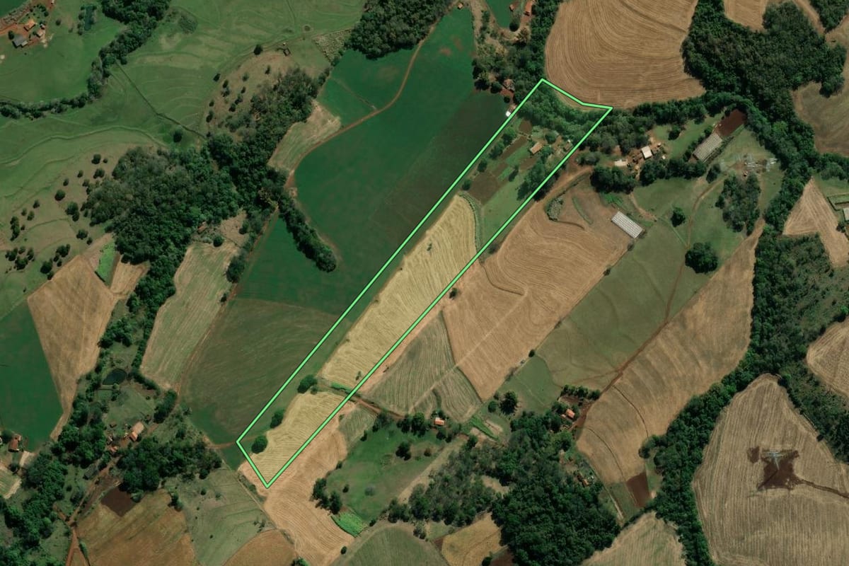 Imagem de satélite do imóvel rural em Abatiá (PR), com o contorno declarado no CAR desenhado por cima.