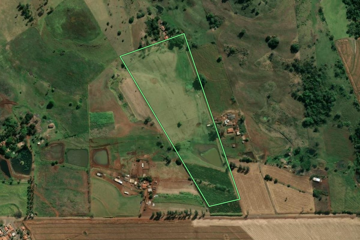 Imagem de satélite do imóvel rural em Abatiá (PR), com o contorno declarado no CAR desenhado por cima.