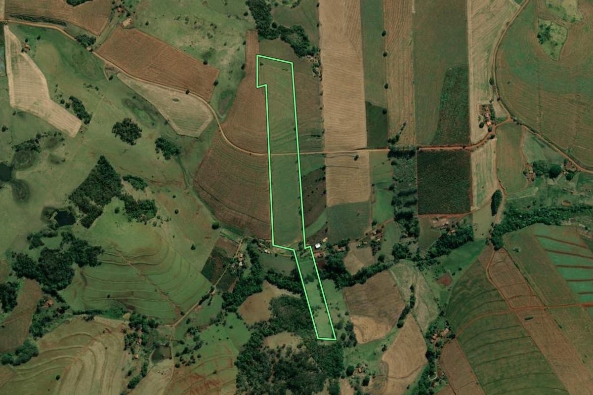 Imagem de satélite do imóvel rural em Abatiá (PR), com o contorno declarado no CAR desenhado por cima.
