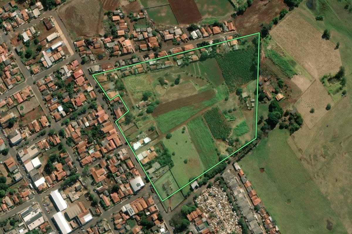 Imagem de satélite do imóvel rural em Abatiá (PR), com o contorno declarado no CAR desenhado por cima.